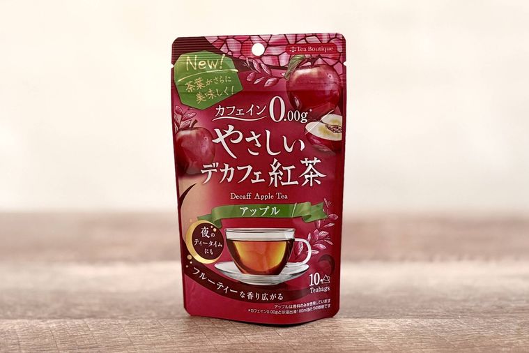 やさしいデカフェ紅茶アップルの赤い紅茶パッケージが置かれている