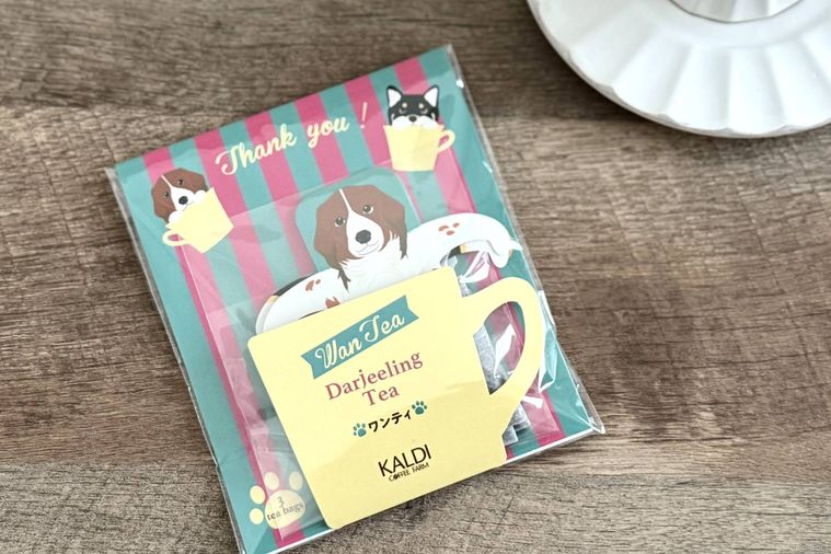 木のテーブルにワンティが置かれている