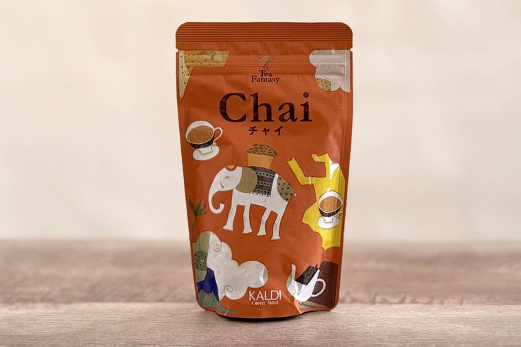 木のテーブルの上にカルディのインスタントチャイが置かれている