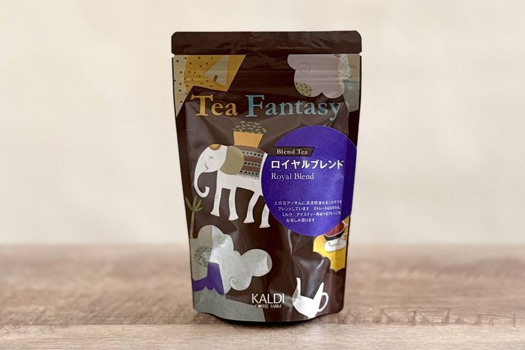 木のテーブルにカルディのロイヤルブレンドが置かれている