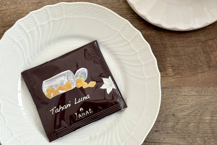 白いお皿の上にジャンナッツの茶色いティーバッグのパッケージが置かれている