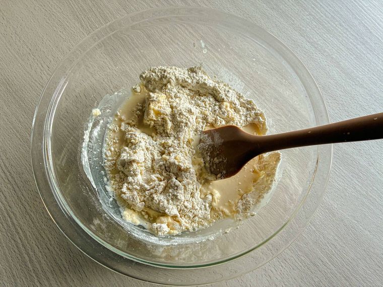 ボウルに入った強力粉と水