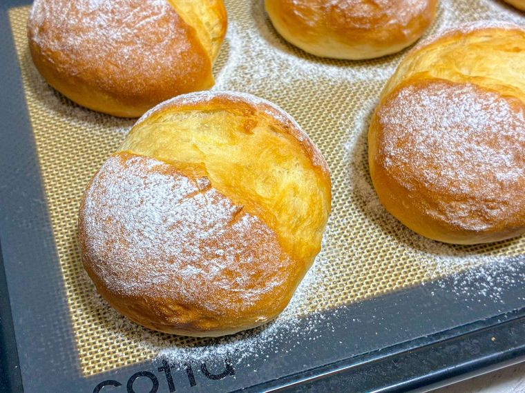 天板の上にのった焼きたてパン