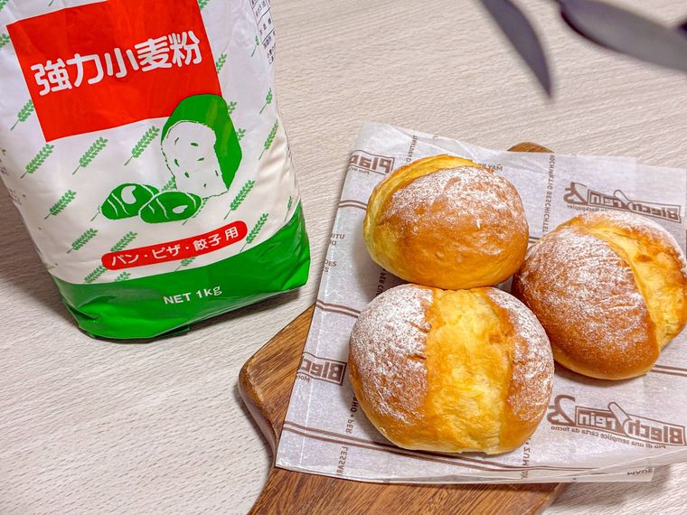 木のトレーにのったパンと業務スーパーの強力粉