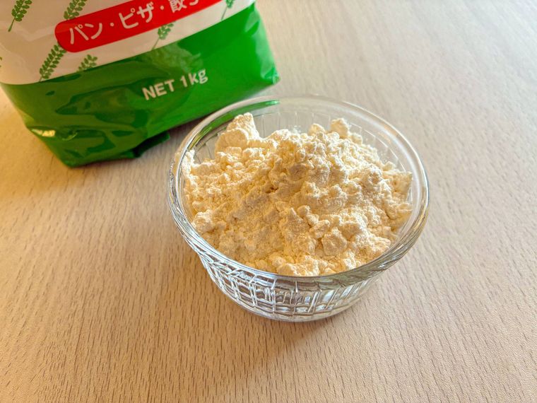 ガラスの器に入った業務スーパーの強力粉