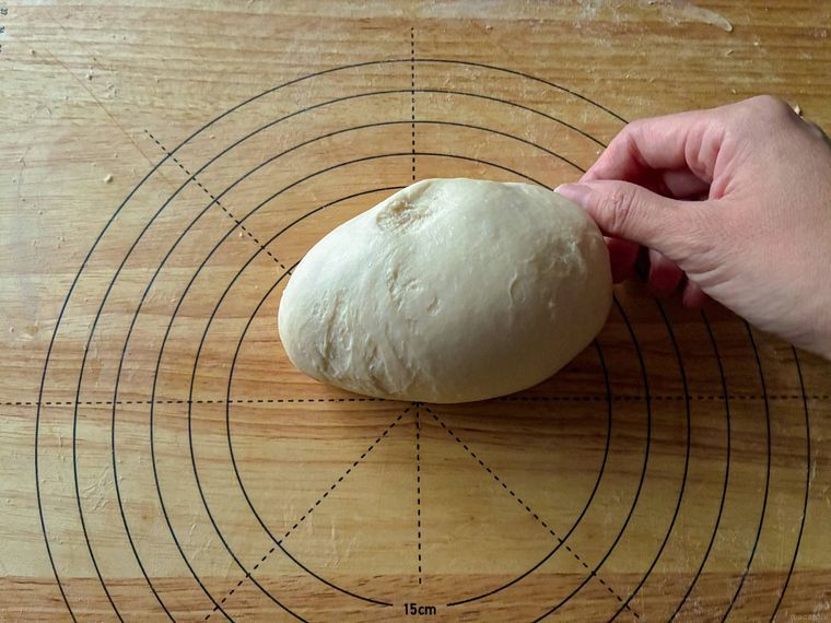 台の上でこねているパン生地