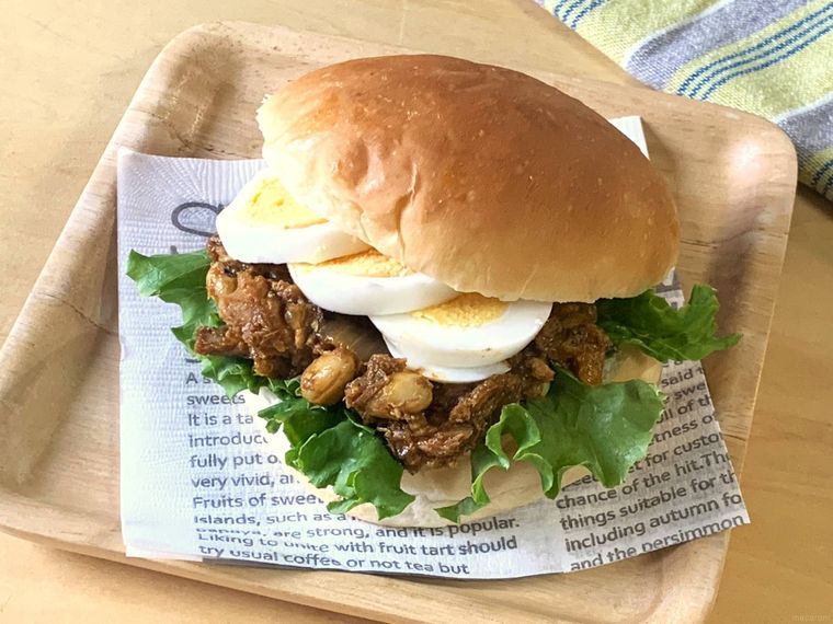 トレーにのせたさば缶のドライカレーバーガー