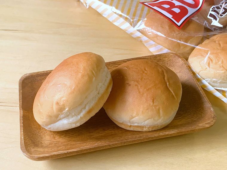 お皿にのせた業務スーパーのバンズ2個