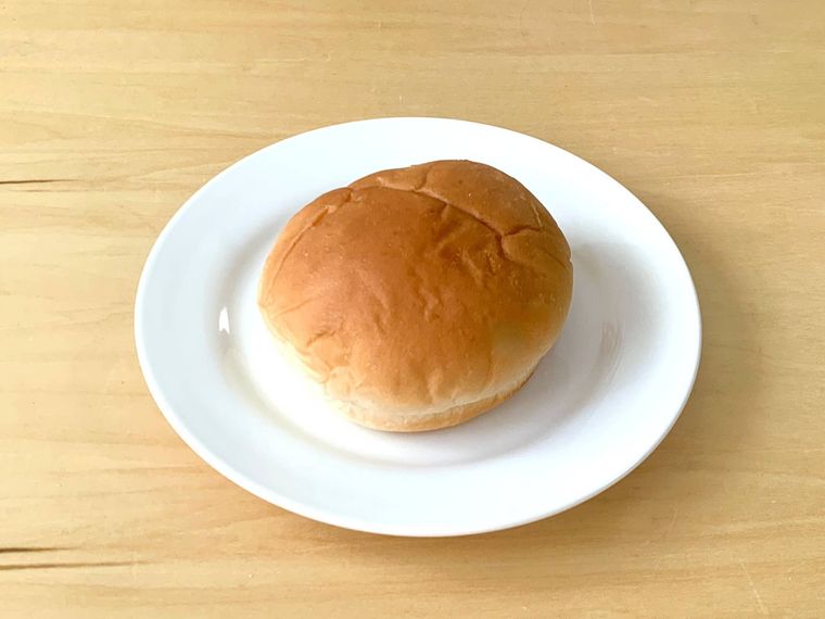 お皿にのせた業務スーパーのバンズ1個