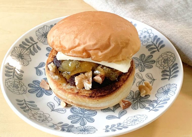 お皿にのせたあんバターバーガー