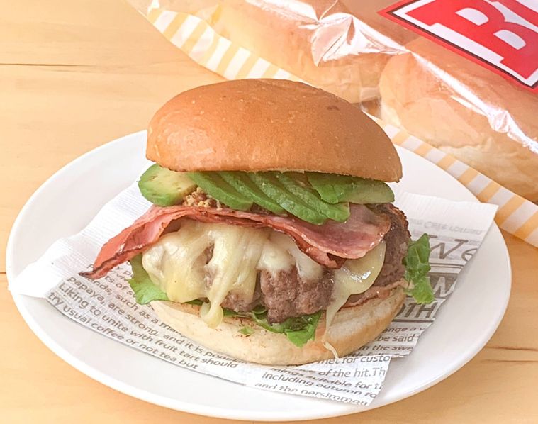 業務スーパーのバンズを使ったハンバーガーを盛り付けた様子