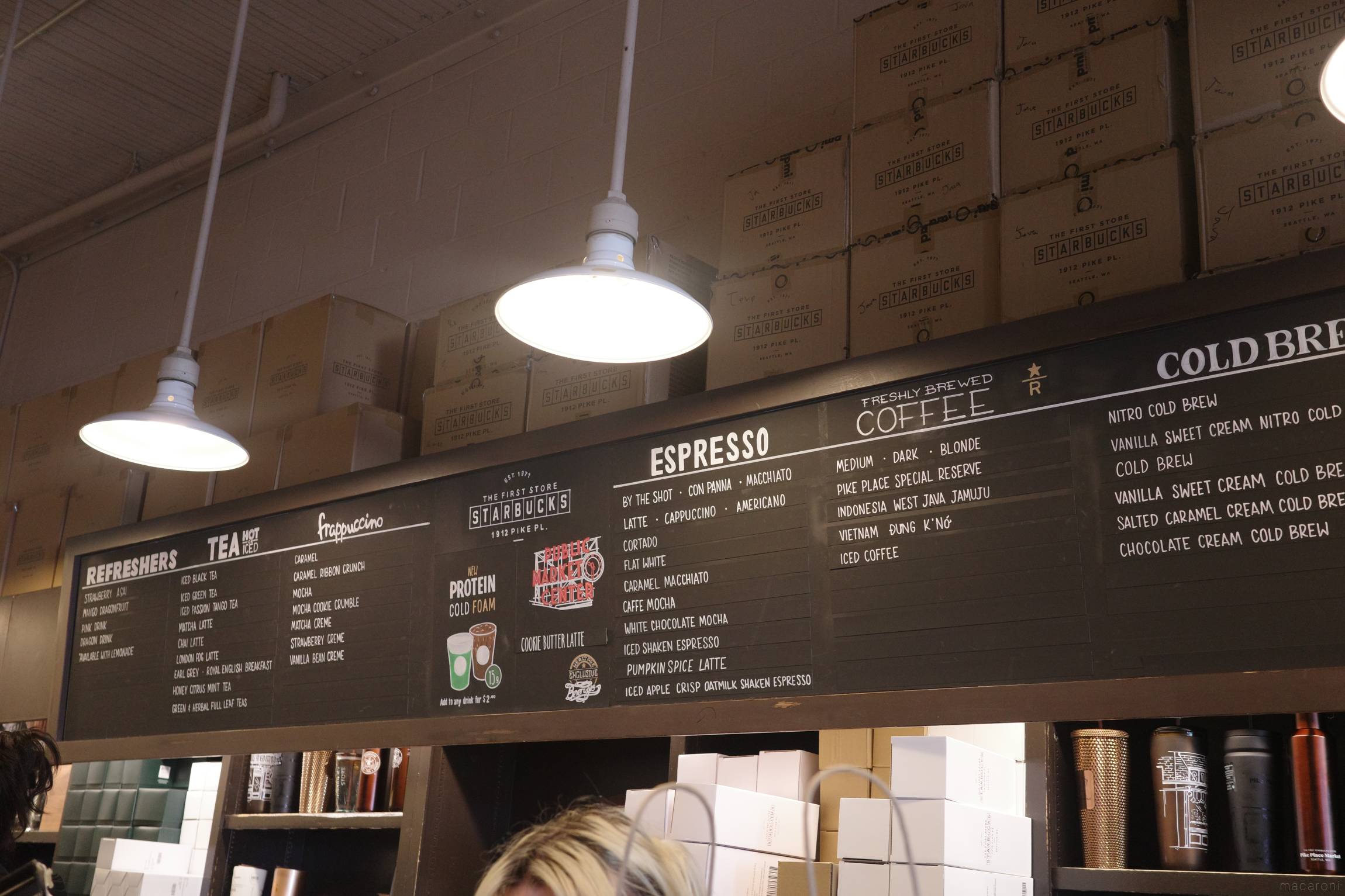 スターバックスの1号店へ。シアトルの聖地で出会う「限定グッズ」と