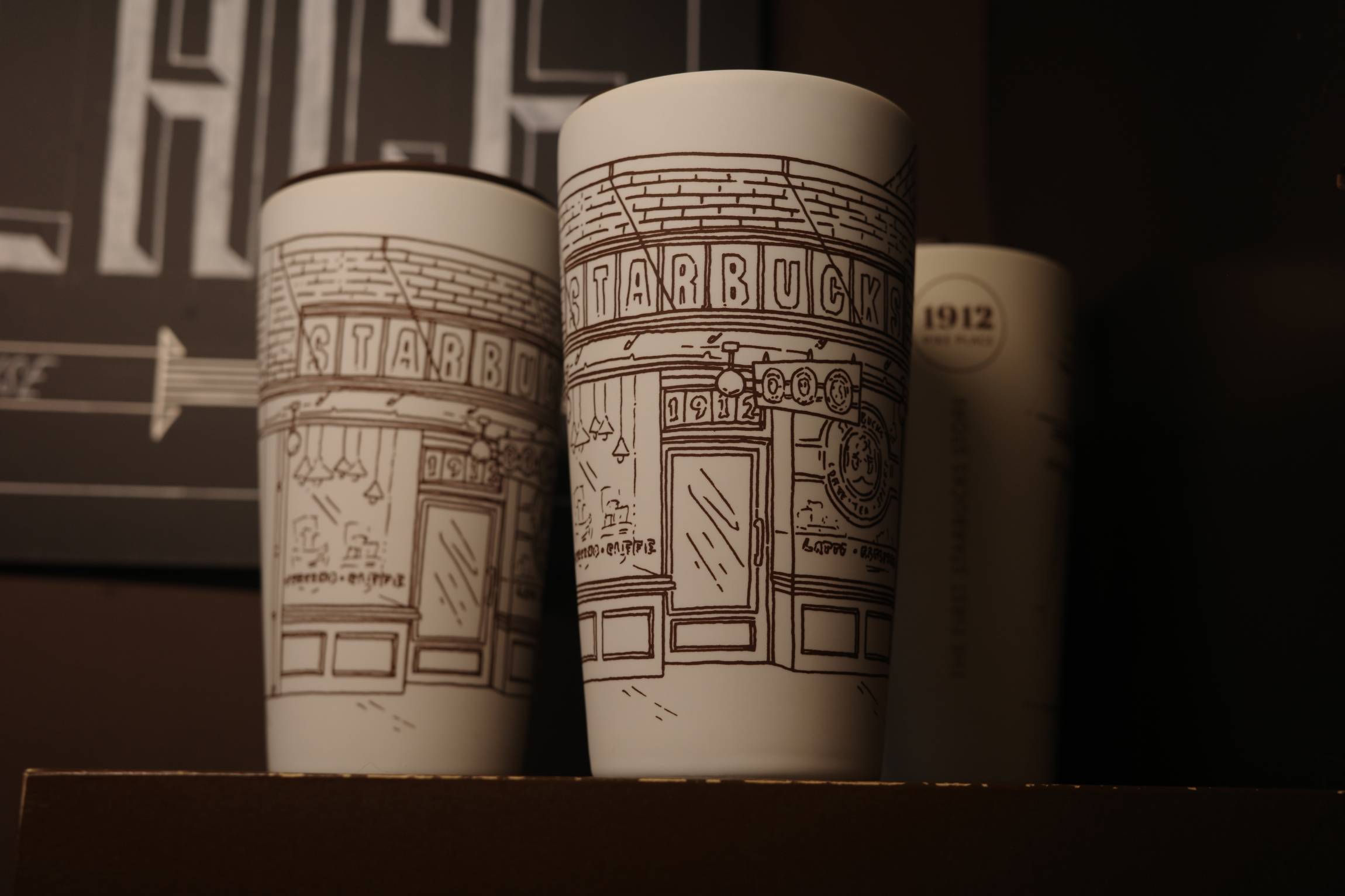 スターバックスの1号店へ。シアトルの聖地で出会う「限定グッズ」と