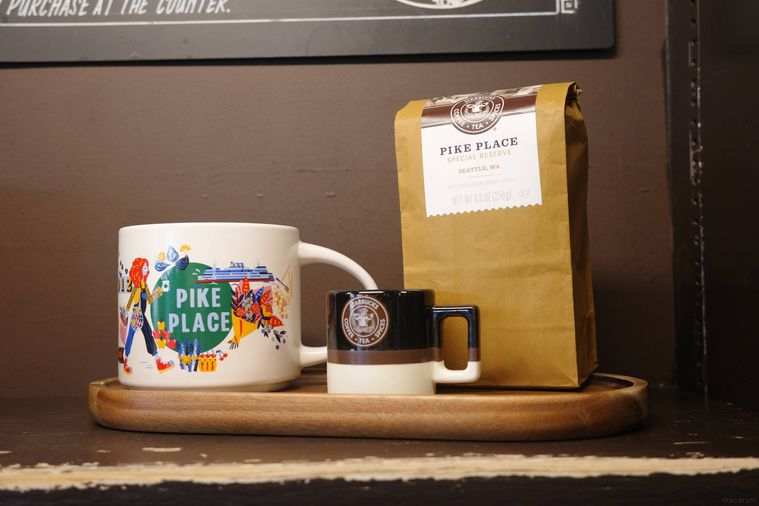 マグカップとコーヒー豆