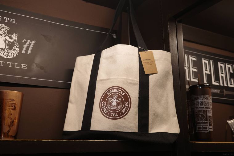 キャンバス生地のバッグ