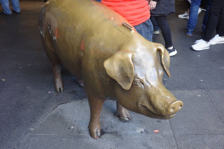 豚の銅像