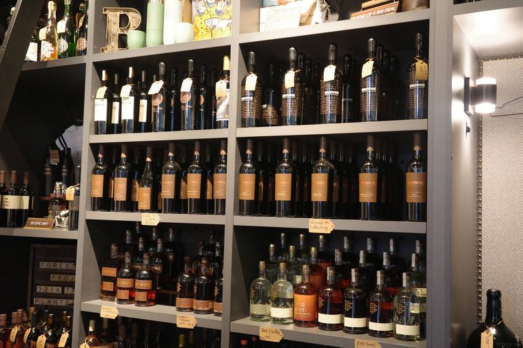 ワインが並ぶ棚