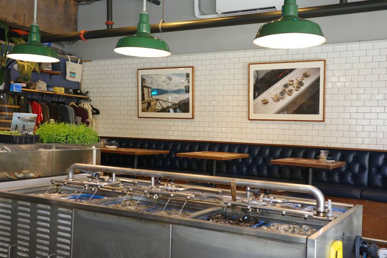 オイスターバーの内観