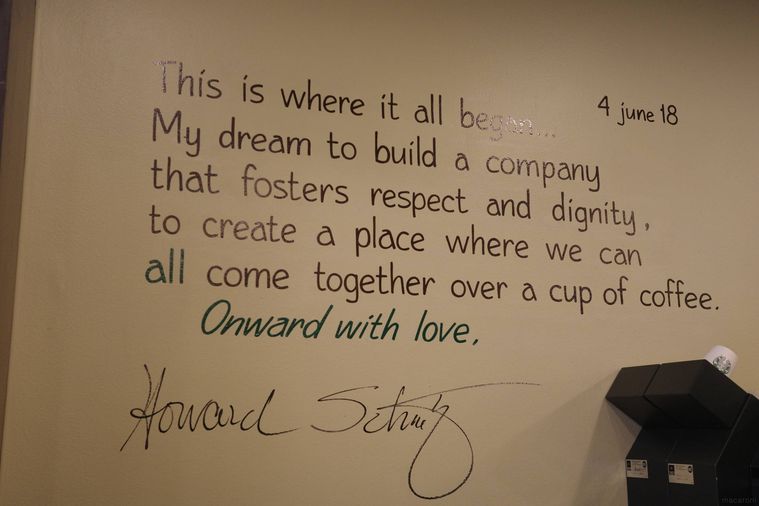 スタバ1号店の壁