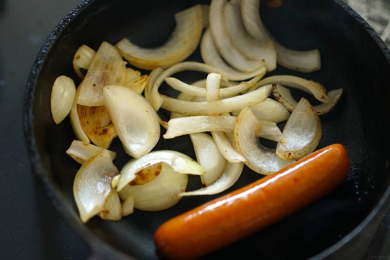 フライパンの上の玉ねぎとウインナー