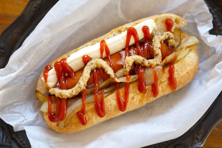 ケチャップをのせたホットドッグ