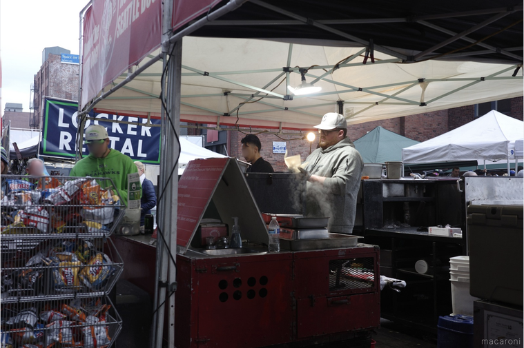 ホットドッグを作っている男性