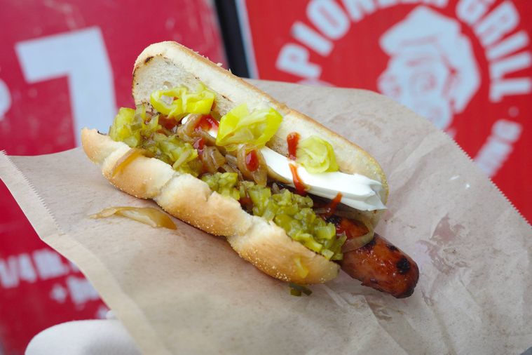 ホットドッグを手に持っている