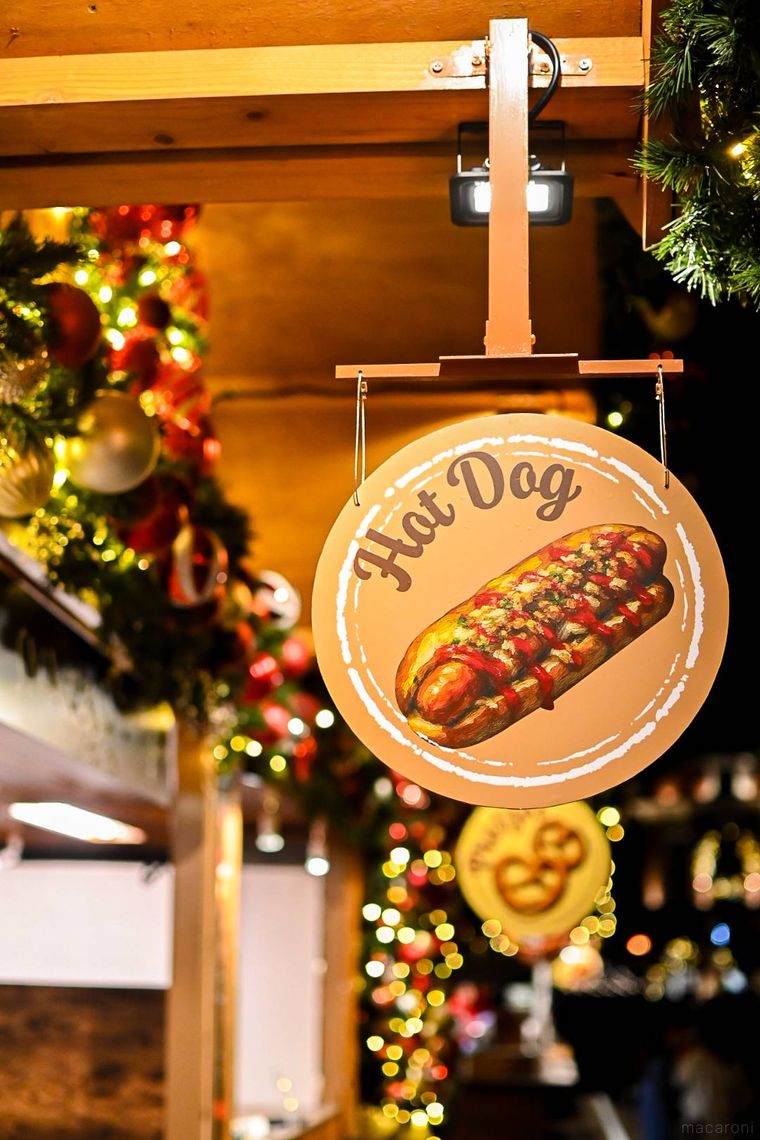クリスマスマーケットのホットドッグの看板