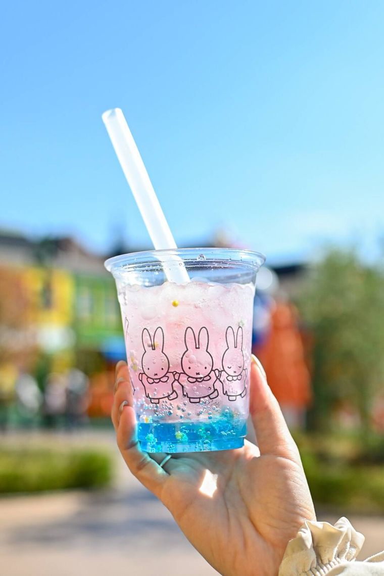 ドリンクを持っているところ