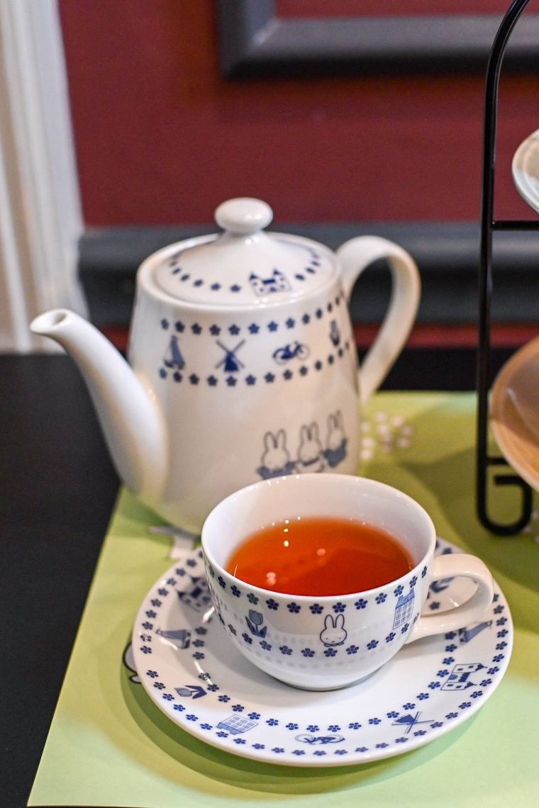 ティーポットとカップ