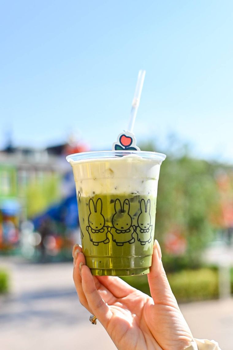 ドリンクを持っているところ