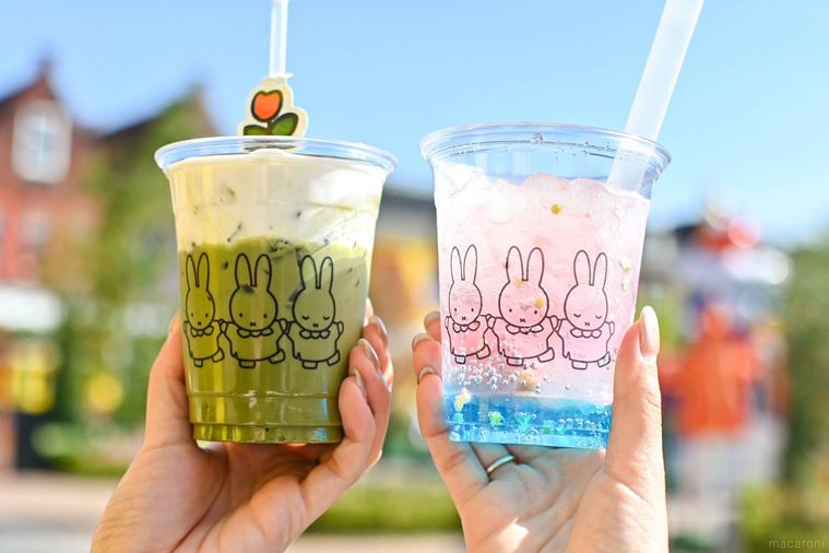 ドリンク2種類を持っているところ