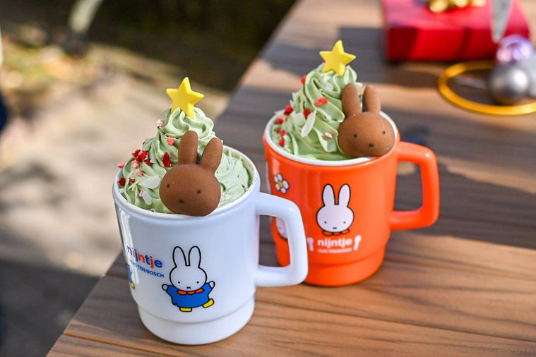 マグカップに入った2種類のドリンク