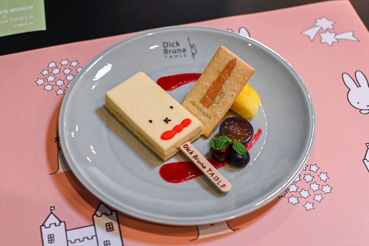 チーズケーキバーがのったプレート