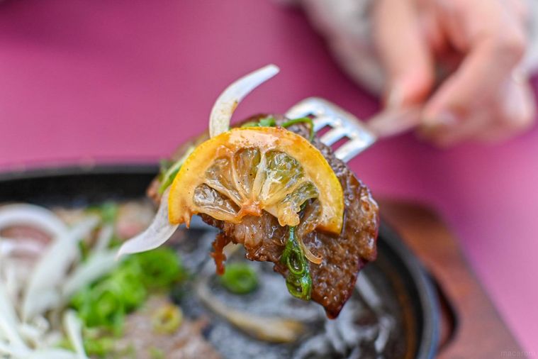 ステーキを持ち上げているところ