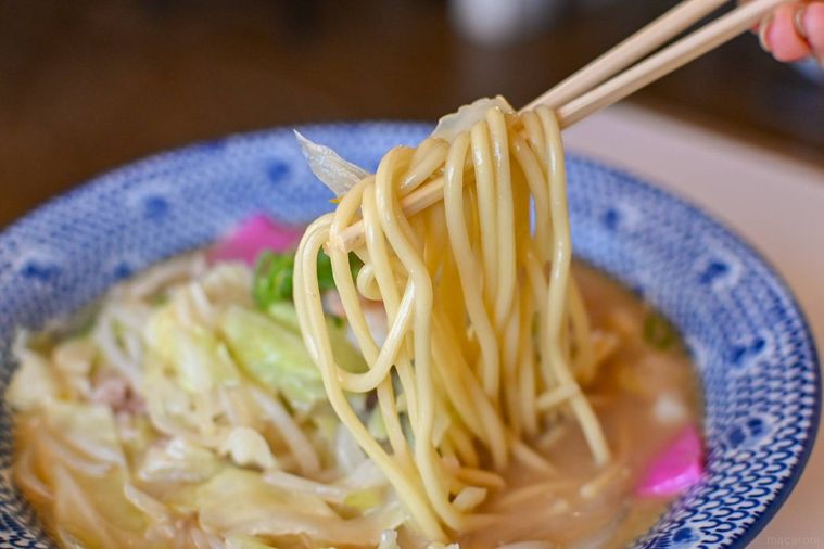 麺を持ち上げているところ