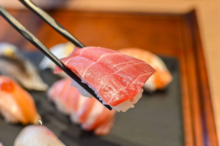 寿司を持ち上げているところ