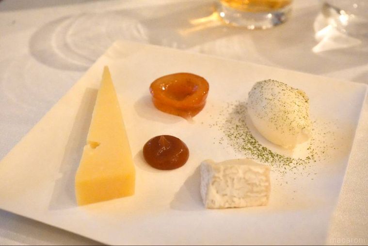 ニュー・ノルディック・キュイジーヌのコース料理の3種のチーズボード