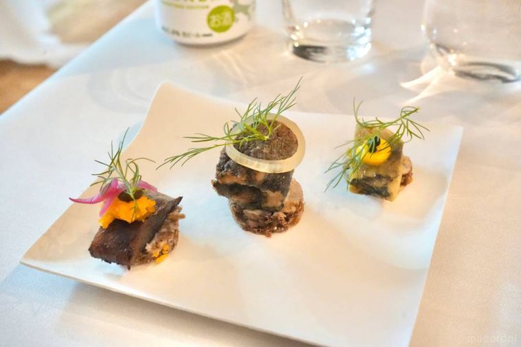 ニュー・ノルディック・キュイジーヌのコース料理のニシンをのせたスモーブロー