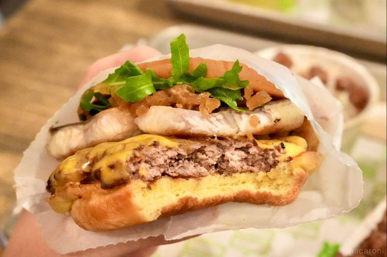 鰻とビーフパティ入りのハンバーガーをかじった断面