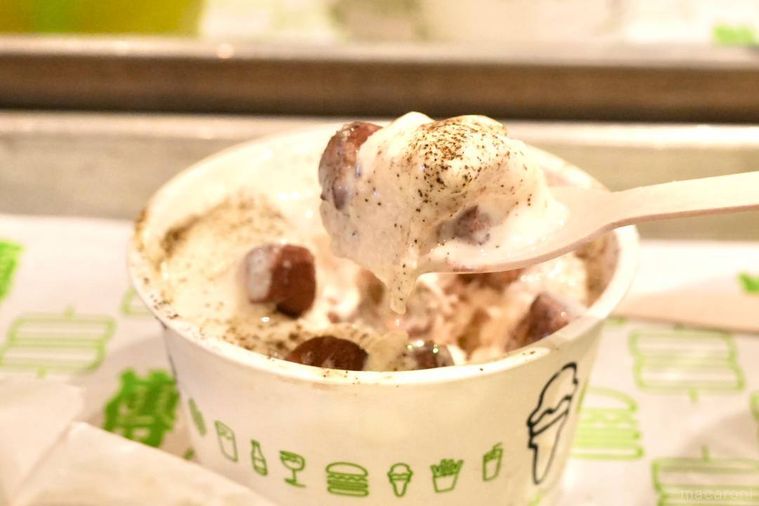 発酵ブレッドショコラがのったアイスクリームのデザートをスプーンで食べる様子