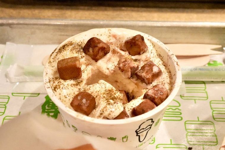 発酵ブレッドショコラがのったアイスクリームのデザート