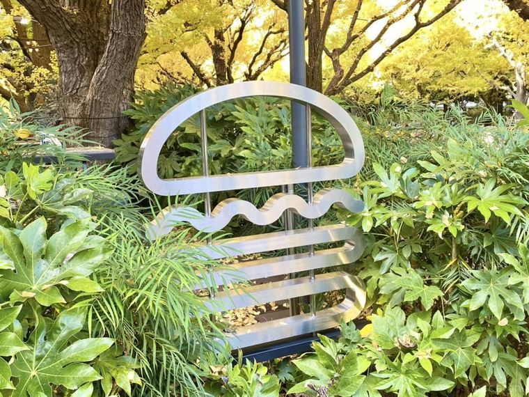 グリーンとバーガーレストランのマークを模した看板