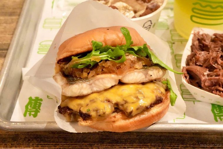 アルミのトレーにのった鰻とビーフパティ入りのハンバーガー