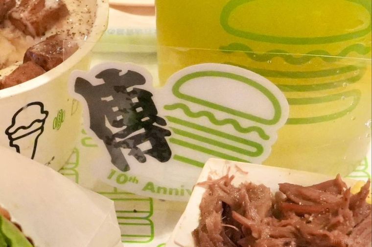 ハンバーガーとロゴの10周年記念ステッカー