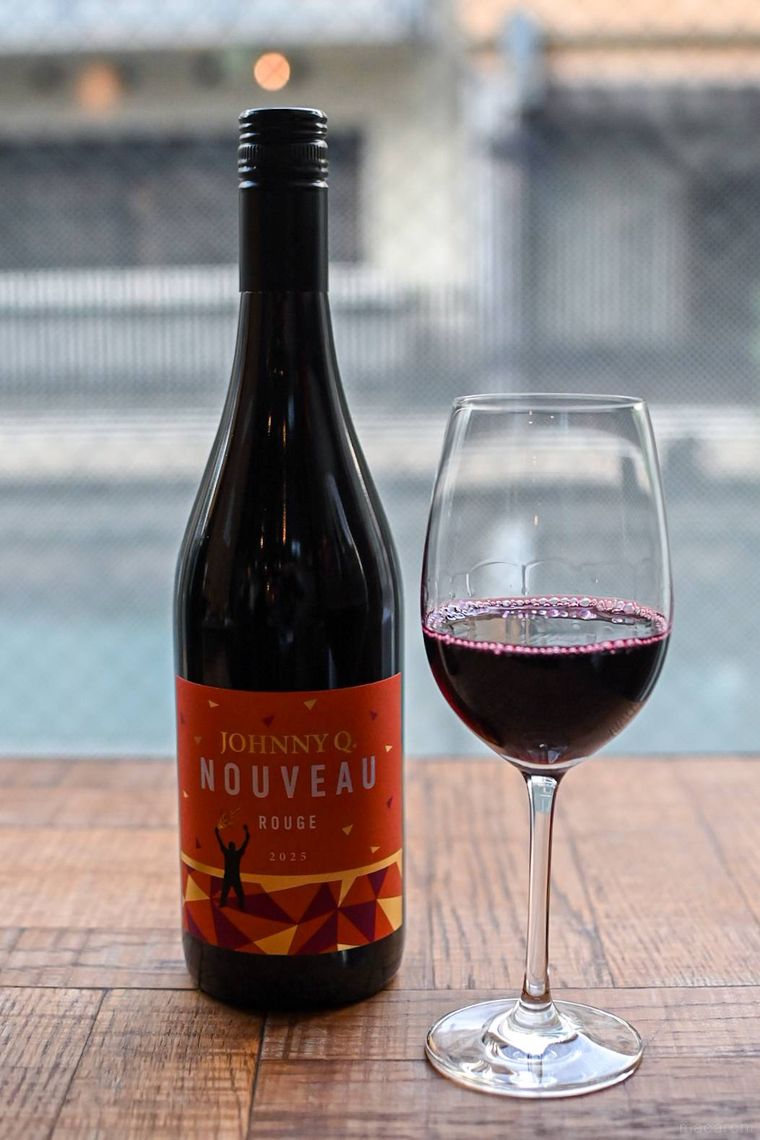 赤ワインのボトルとグラス