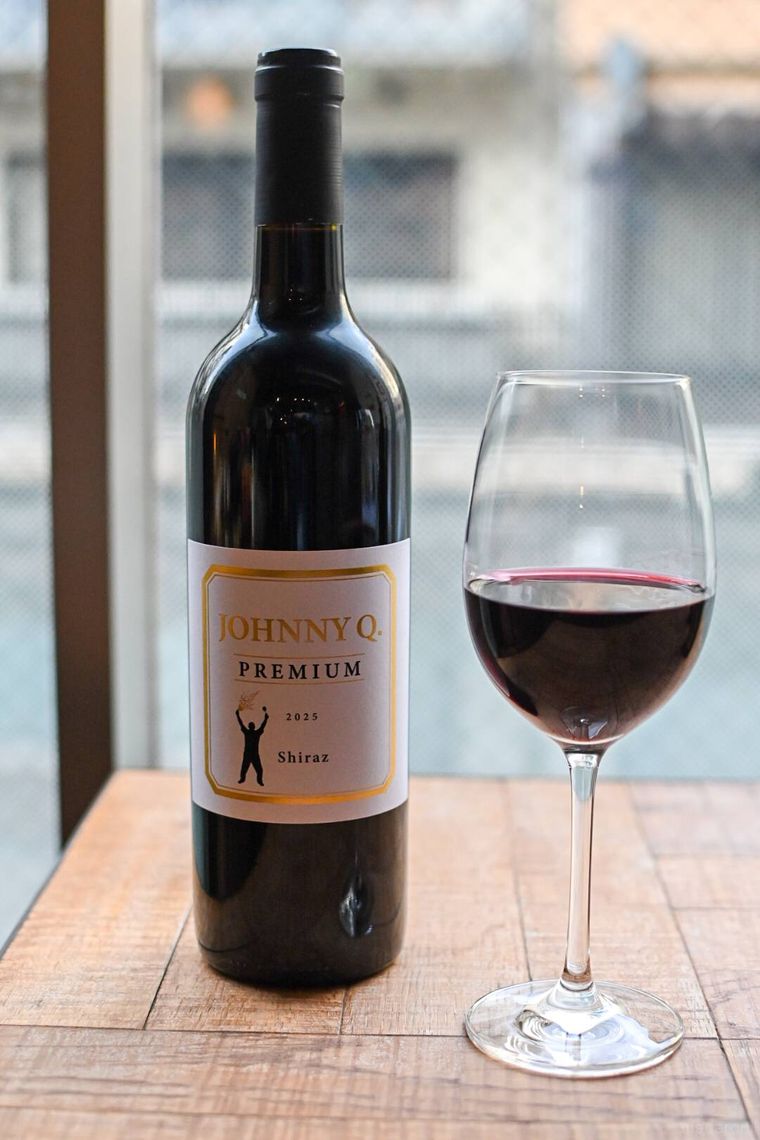 赤ワインのボトルとグラス