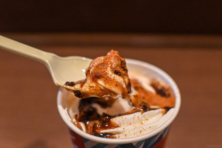 ホイップクリームをスプーンですくっているところ