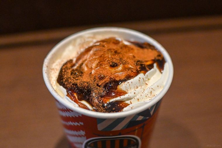 ドリンクのホイップクリームのアップ