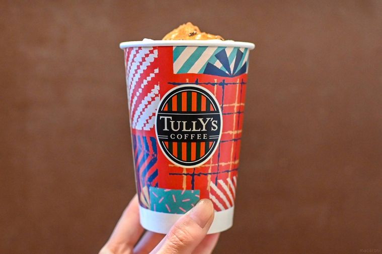 ドリンクのカップを持っているところ